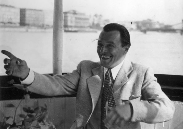 Jávor Pál színművész egy dunai hajón, háttérben a Széchenyi Lánchíd. Fortepan
