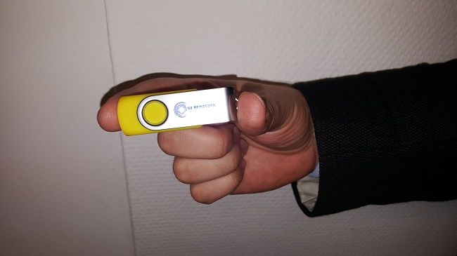 Az átadás-átvétel pendriveon - Nem ázott el...
