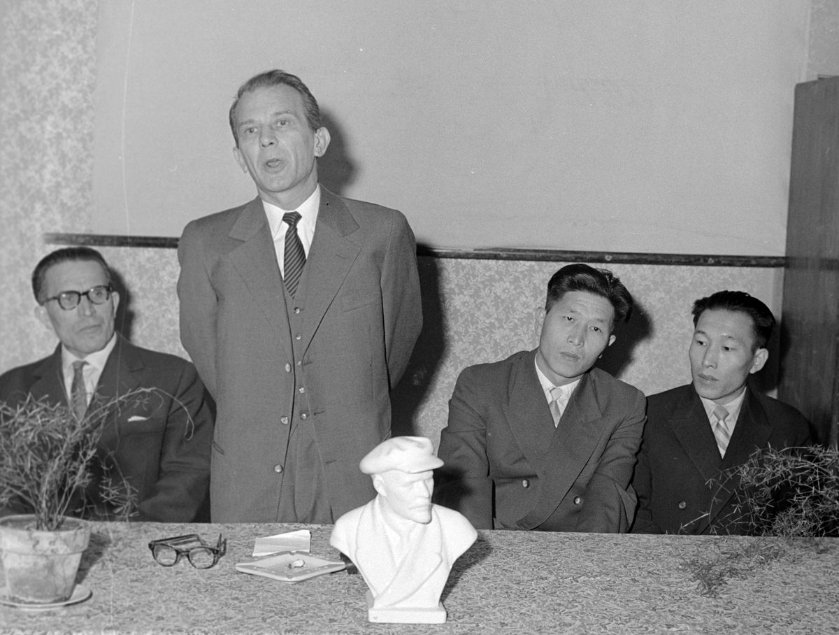 Berkesi András katpolos lektűrszerző beszél a Han Szer Ja koreai író munkásságát méltató emlékesten / Fotó: MTI