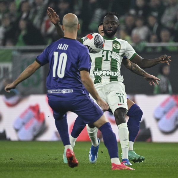 Kwabena Owusu (j), a Ferencvárosi TC és Tajti Mátyás, az Újpest FC játékosa a labdarúgó OTP Bank Liga 11. fordulójában játszott mérkőzésen a Groupama Arénában 2023. október 29-én.<br />Fotó: MTI/Koszticsák Szilárd