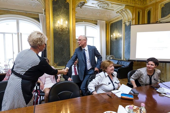 Budapest, 2016. május 5. Balog Zoltán, az emberi erõforrások minisztere köszönti a résztvevõket a köznevelési kerekasztal rendkívüli ülésének kezdete elõtt az Emberi Erõforrások Minisztériumában 2016. május 5-én. MTI Fotó: Szigetváry Zsolt