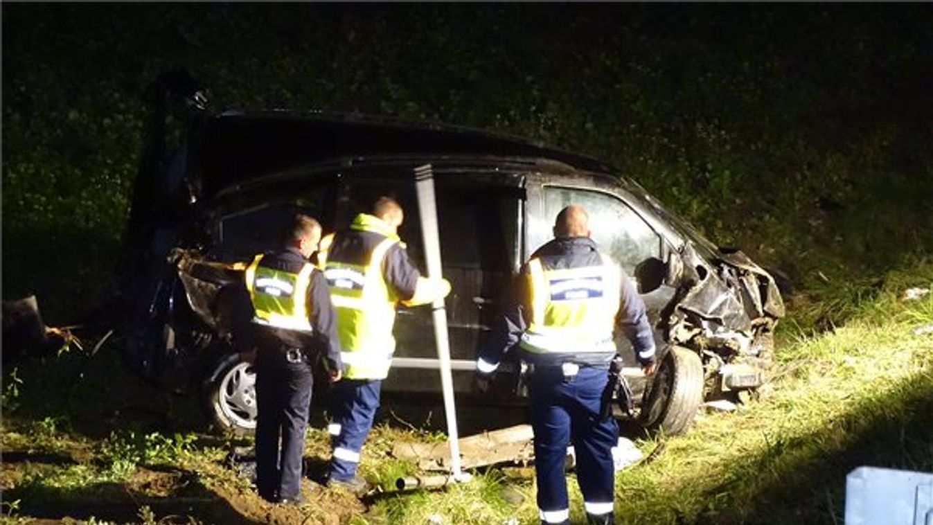 Migránsokat szállító kisbusz borult fel, halálos áldozata is van a balesetnek