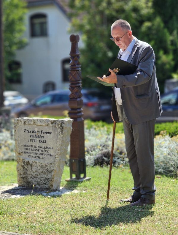Vitéz Pintér Kornél, a Magyar Vidék Országos 56-os Szervezet elnöke beszédet mond vitéz Bata Ferenc emlékhelyénél Balatonfüreden, 2023. július 8-án.Fotó: Géher Ferenc