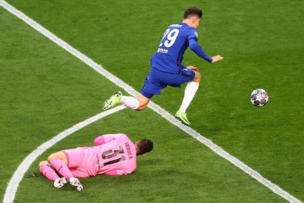 Kai Havertz, a Chelsea játékosa berúgja csapata első gólját Edersonnak, a Manchester City kapusának (b) a labdarúgó Bajnokok Ligájának döntőjében a portói Dragao Stadionban 2021. május 29-én.<br /> MTI/EPA/Getty Images pool/Michael Steele