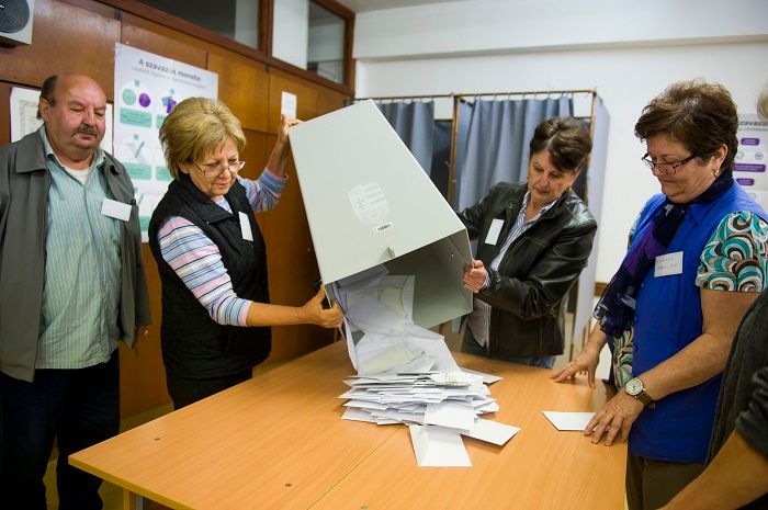 Budapest, 2016. október 2. Urnabontás a salgótarjáni Madách Imre Gimnáziumban kialakított 24. szavazókörben a kvótareferendum napján, 2016. október 2-án. A népszavazást a nem magyar állampolgárok Magyarországra történõ kötelezõ betelepítésével kapcsolatban írták ki. MTI Fotó: Komka Péter