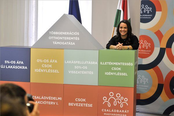 Novák Katalin családokért felelős tárca nélküli miniszter az otthonteremtési program újabb nagyszabású eleméről tartott sajtótájékoztatóján az Emberi Erőforrások Minisztériumának Szalay utcai épületében 2020. október 28-án. Január elsejétől akár 10 millió forintos támogatást is kaphatnak a gyermekvállalás előtt álló vagy már gyermeket nevelő fiatalok új többgenerációs otthon létrehozására - jelentette be a miniszter. MTI/Kovács Attila