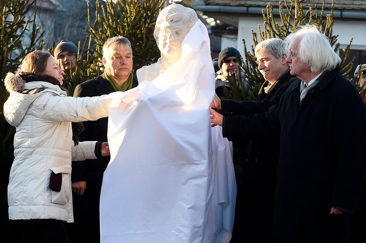 Budakeszi, 2017. Oláh Katalin szobrászmûvész, Orbán Viktor miniszterelnök, Orosz István grafikus és Szakolczay Lajos irodalomtörténész leleplezi Nagy Gáspár költõ szobrát /Fotó: MTI