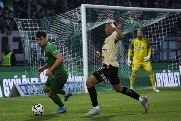 Matheus Saldanha, a Frerencváros (j) és Ötvös Bence, az Paks játékosa a labdarúgó OTP Bank Liga 31. fordulójában játszott Paksi FC-Ferencvárosi TC mérkőzésen Pakson, a Fehérvári úti stadionban 2025. május 10-én.<br />Fotó: MTI/Hegedüs Róbert