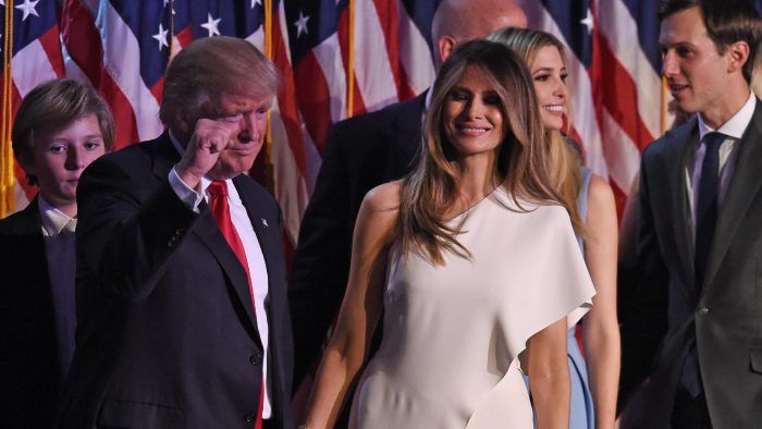 Donald Trump, az Egyesült Államok újonnan megválasztott elnöke győzelmi beszéde közben családjával, New Yorkban 2016. november 9-én Fotó: Timoth A. Clary / Europress/AFP
