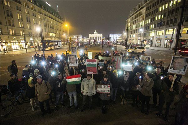 A közfelháborodás napja címmel meghirdetett tüntetés résztvevői a magyar nagykövetség épülete előtt 2014. november 17-én. MTI Fotó: Bócsi Krisztián