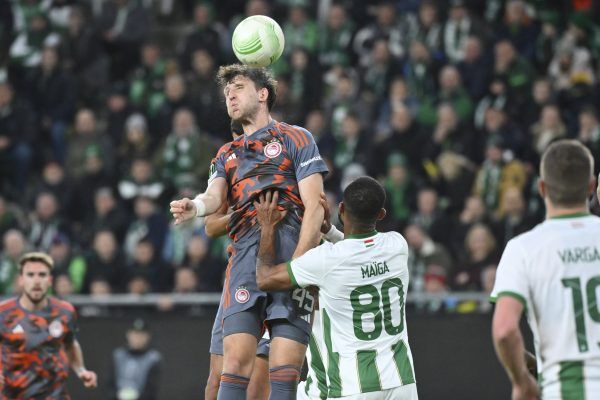 Jól jellemzi ezt a kép a Ferencváros és az Olympiakosz párharcát, mert a görög csapat a Fradi fölé tudott emelkedni.<br />Fotó: MTI/Czeglédi Zsolt