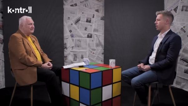 Kéri László politológus (balra) immáron Magyar Péter egyik legfontosabb támogatója lett. Fotó: YouTube/képernyőfotó