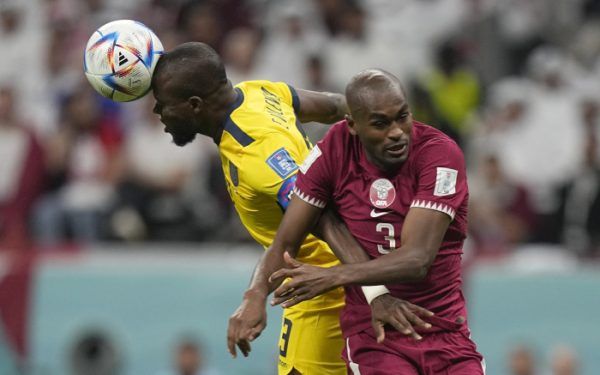 A katari Abdel-Karim Hasszán (j) és az ecuadori Enner Valencia a katari labdarúgó-világbajnokság Katar-Ecuador nyitómérkőzésén az al-hori al-Bajt Stadionban 2022. november 20-án.<br /> Fotó: MTI/AP/Ariel Schalit