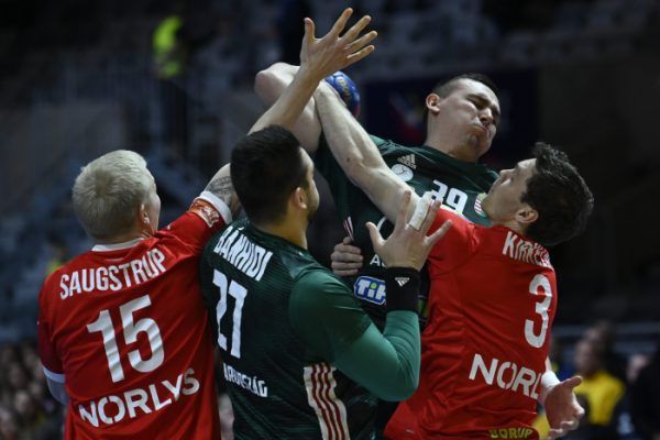 Bodó Richárd (k, szemben) és Bánhidi Bence (k, háttal), valamint a dán Magnus Saugstrup Jensen (b) és Niclas Vest Kirkelokke (j) a férfi kézilabda olimpiai kvalifikációs világbajnokság negyeddöntőjében játszott Magyarország-Dánia mérkőzésen a stockholmi Tele2 Arénában 2023. január 25-én.<br /> Fotó: MTI/Kovács Tamás