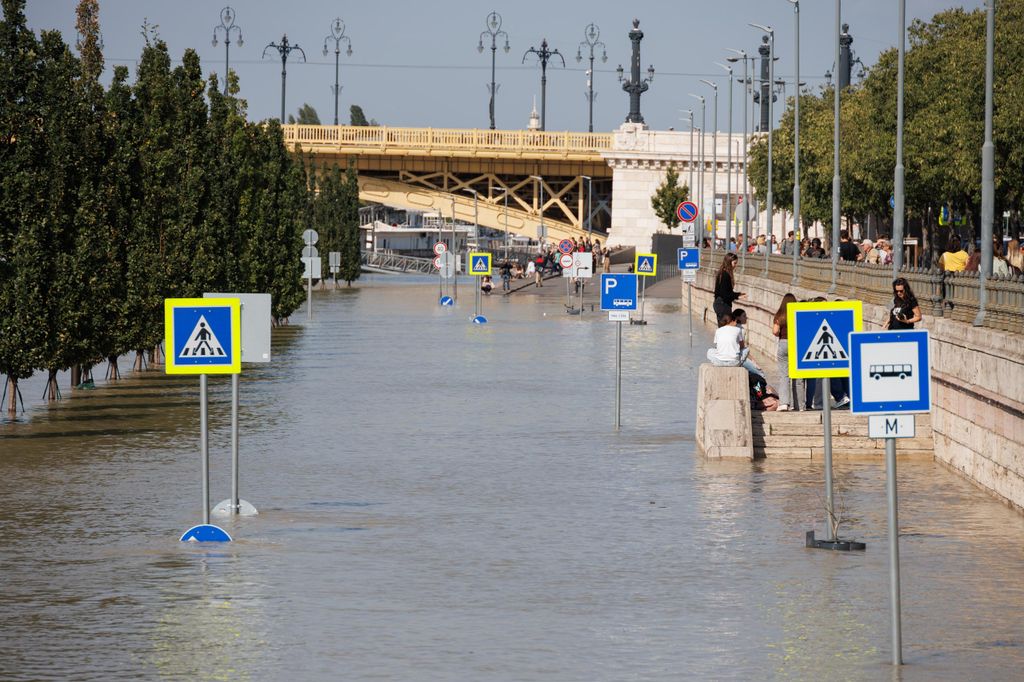 20240919 -- Az áradó Duna, a pesti rakparton. // fotó: Hatlaczki Balázs