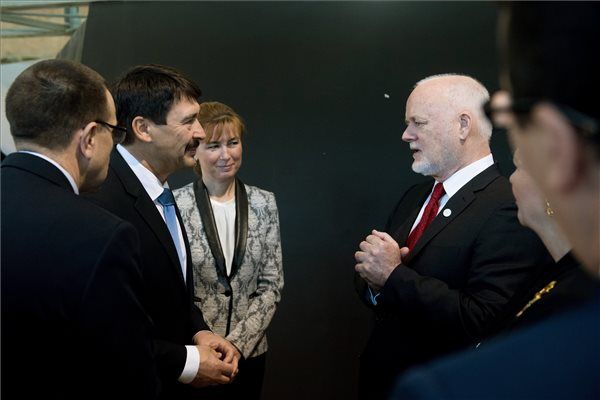 Áder János köztársasági elnök (b2) és Peter Thomson, az ENSZ Közgyűlés elnöke beszélget a Budapesti Víz Világtalálkozó 2016 konferencián a budapesti Millenárison a háromnapos rendezvény első napján, 2016. november 28-án. Mellettük Herczegh Anita, az államfő felesége. MTI Fotó: Koszticsák Szilárd