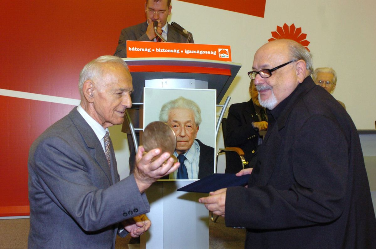 Popper Péter pszichológus átveszi a Demény Pál-emlékérmet Nyers Rezsõtõl, az alapítvány elnökétõl az MSZP székházában / Fotó: MTI