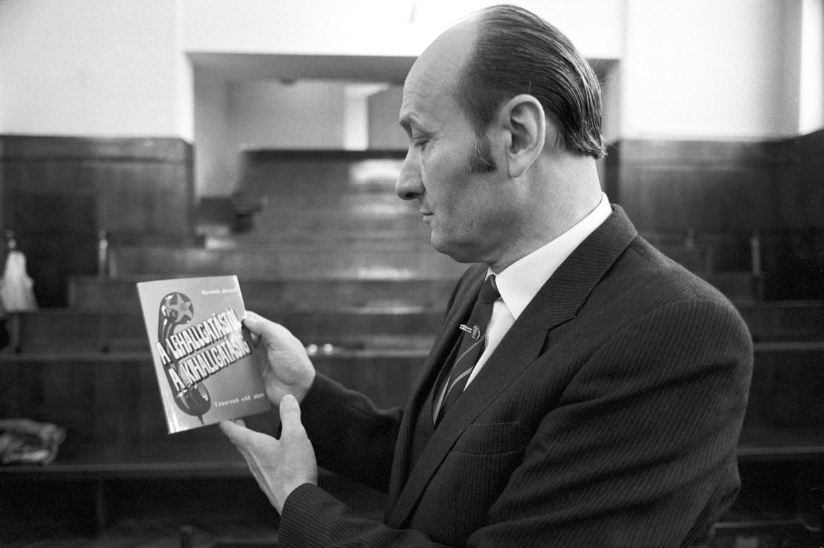 Dr. Horváth József: A lehallgatástól a kihallgatásig címû könyvét mutatja a Budapesti Katonai Bíróság tárgyalótermében. Dr. Hildenbrand Róbert hadbíró ezredes vezetésével megkezdõdött az egykori Állambiztonság III/III-as ügyosztály volt fõnöke, dr. Horváth József nyugállományú vezérõrnagy és Pallagi Ferenc nyugállományú vezérõrnagy, belügyminiszter-helyettes ügyének tárgyalása. / Fotó: MTI