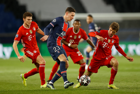 Párizsi német (Julian Draxler) a német védők gyűrűjében. Fotó: MTI/EPA/Ian Langsdon
