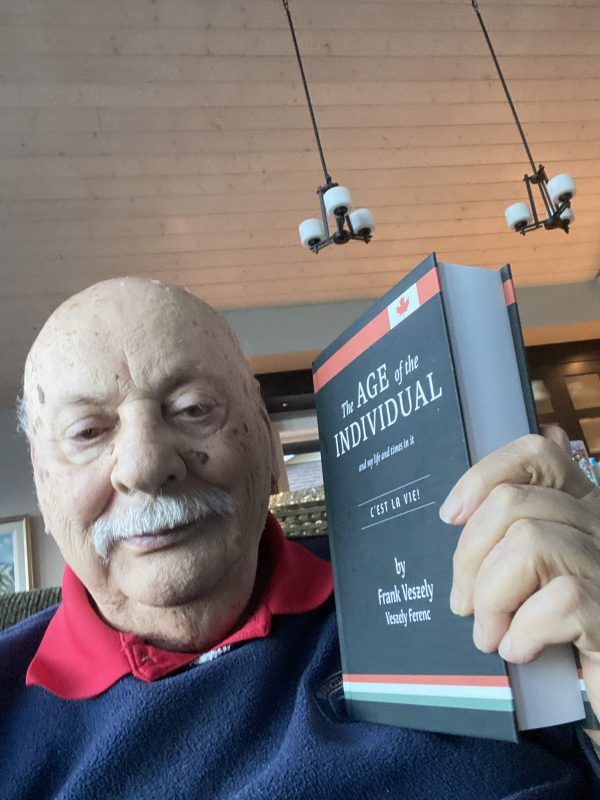 Veszely Ferenc kezében önéletrajzi kötetével. Fotó: Veszely Ferenc archívuma