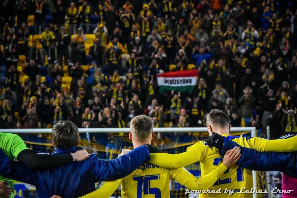A szurkolók megkövetelik a csapattól a megalkuvás nélküli küzdést. (fotó: Lelkes Ernő)