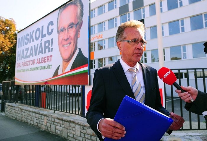 Pásztor Albert tagadja, hogy olyan képek készültek volna róla, amelyeken meztelen emberekkel látható. Fotó: Népszava