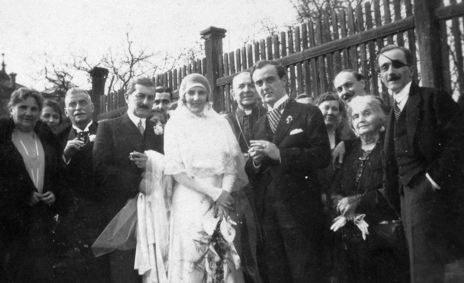 Boldog békeidők. A felvétel Bárczy István, Budapest egykori főpolgármesterének villájának hátsó frontjánál készült, lánya esküvője alkalmával 1930. március 29-én. Balról a harmadik Bárczy István, középen az ifjú pár, Bárczy Piroska és Zilahy Lajos író / Fortepan.hu, ad.: Saly Noémi