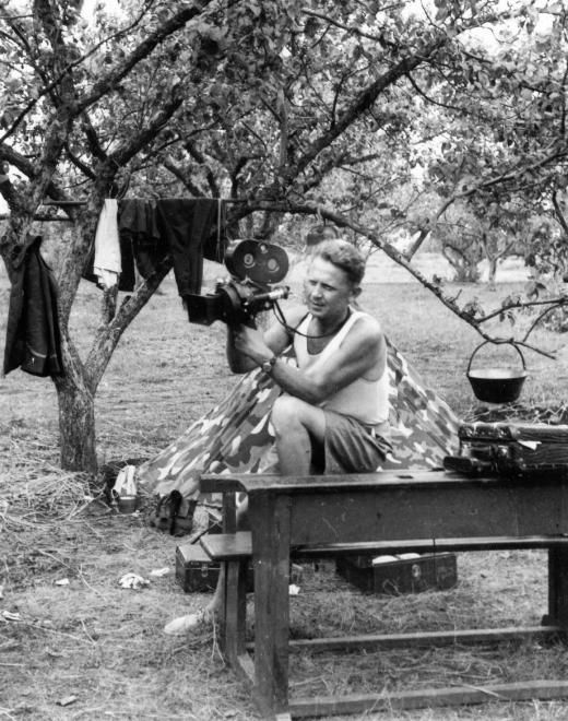 Somogyváry Gyula filmfelvevőgéppel / Fotó: Fortepan.hu
