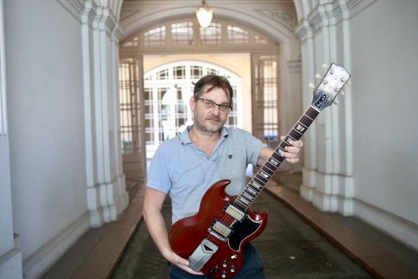 Kosik Kristóf a bíbor Gibsonnal. Fotó: Horváth Péter Gyula/PestiSrácok.hu