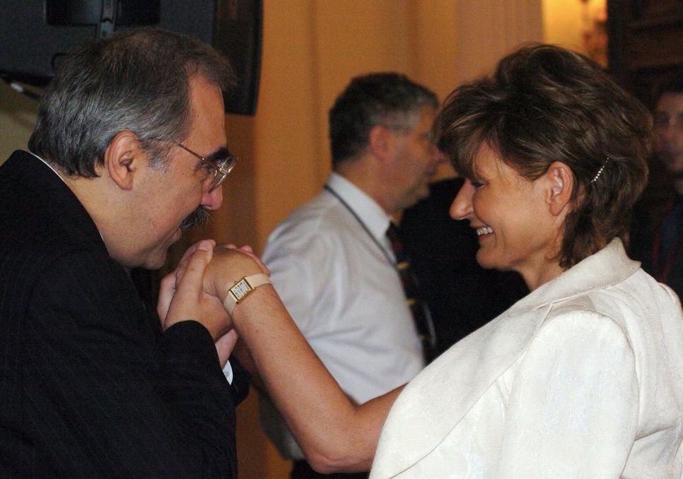 Bokros Lajos Hardy Ilona kezét csókolja / Fotó: MTI