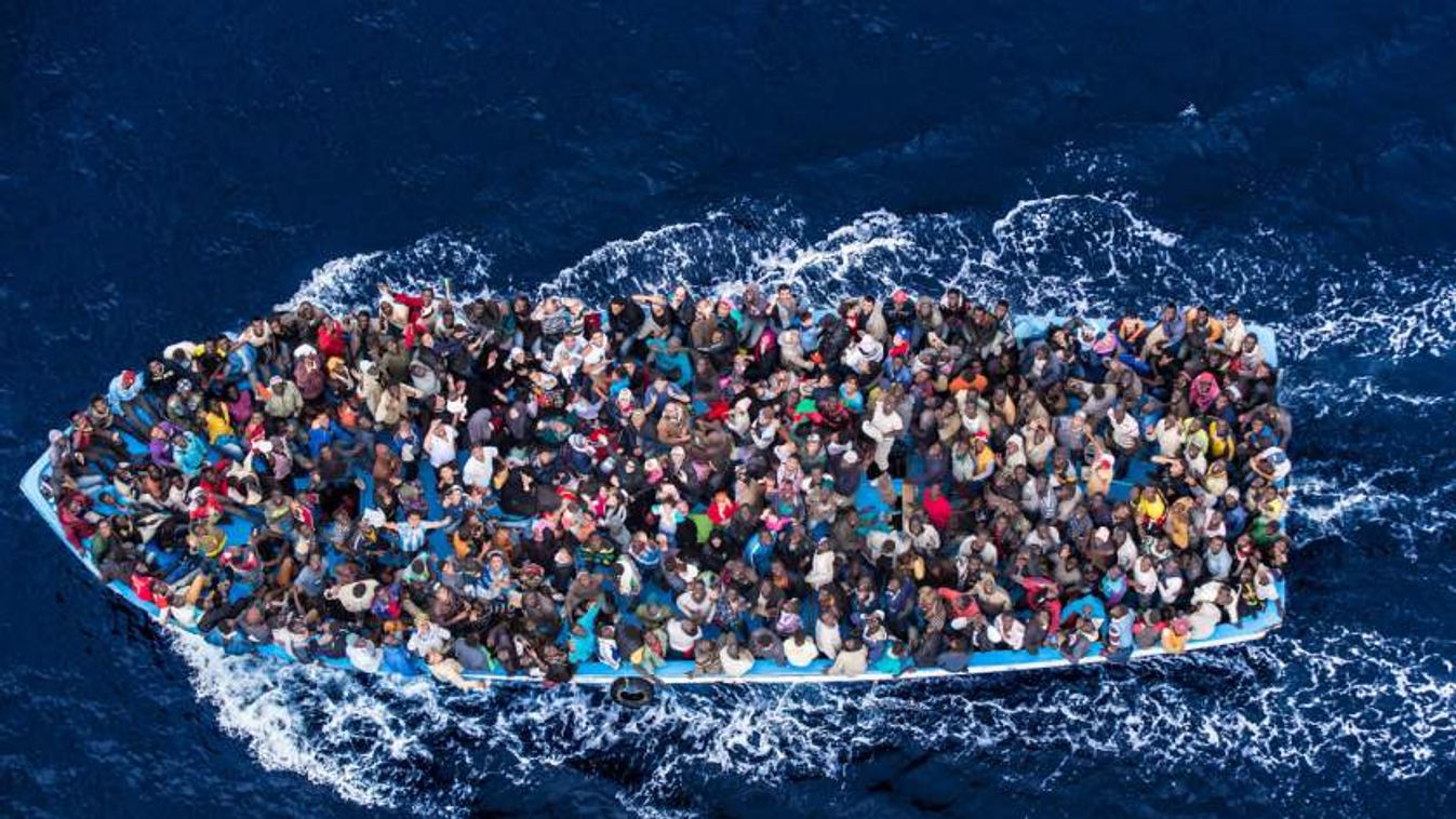 Péntek óta csaknem hatezer migránst mentettek ki a Földközi-tengerből