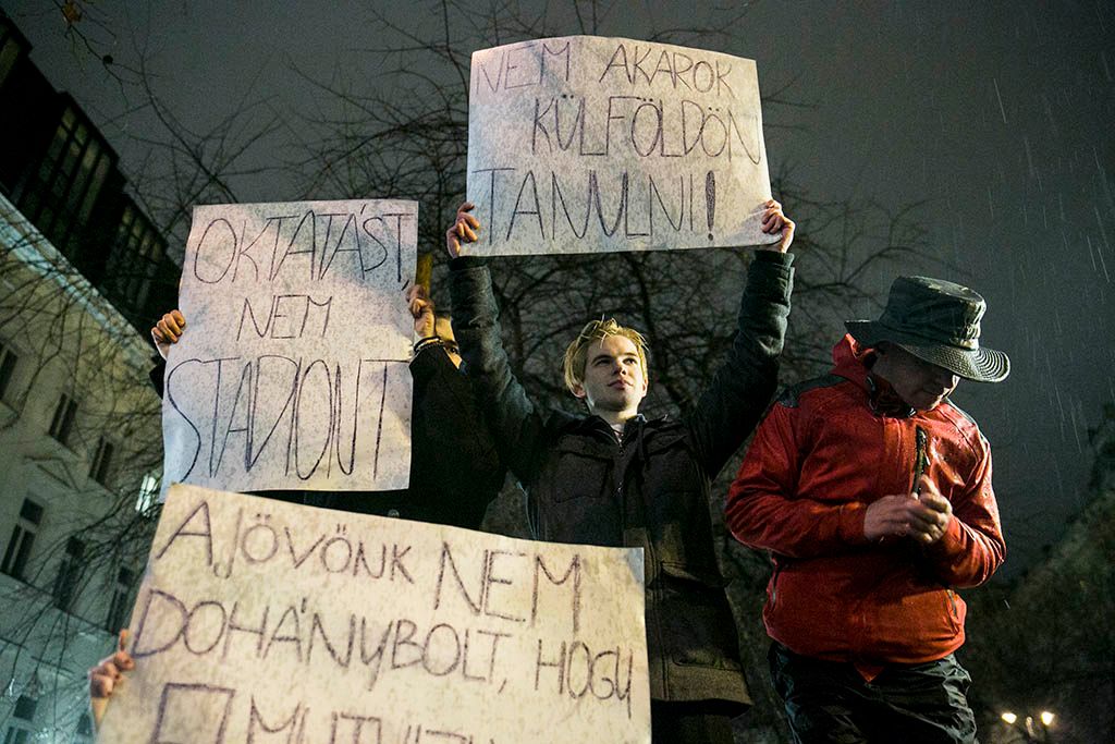 Esőben tüntettek a tanárok Budapesten 2016.02.03. foto:Horváth Péter Gyula