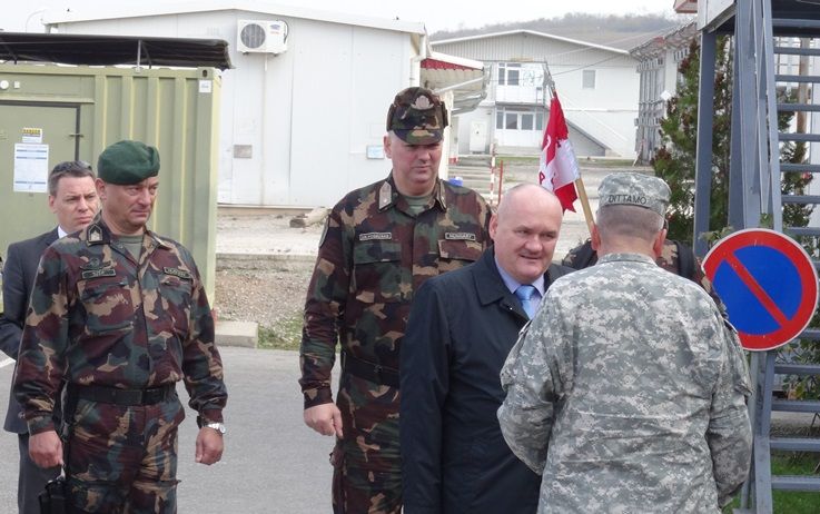 Hende Csaba és Michael Dittamo alezredes a Novo Selo nevű közép-koszovói táborban - A szerző felvétele