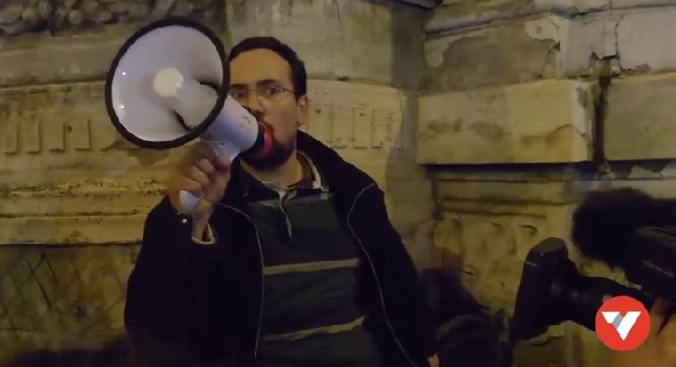 Gulyás Balázs vasárnap este a Lendvay utcai pártszékház sarkánál - Forrás: HetiVálasz-videó