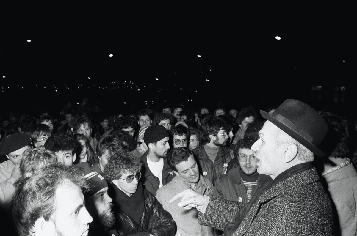 Pákh Tibor beszél a tüntetõkhöz március 15-én a budapesti Bem szobornál.<br /> MTI Fotó: H. Szabó Sándor
