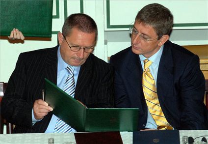 Gyurcsány Ferenc és minisztere, Szabó Pál, aki igazgatósági elnökként a 2009-es irodaszertenderben nyertes cégben is felbukkant. Fotó: hir24/MTI