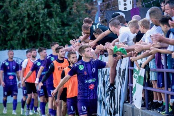 Joggal hívta pacsizni a csapatot a hazai publikum: az újonc hatalmas bravúrt hajtott végre a bajnoki címvédő Ferencváros megérdemelt legyőzésével! Fotó: a Kecskeméti TE hivatalos Facebook-oldala