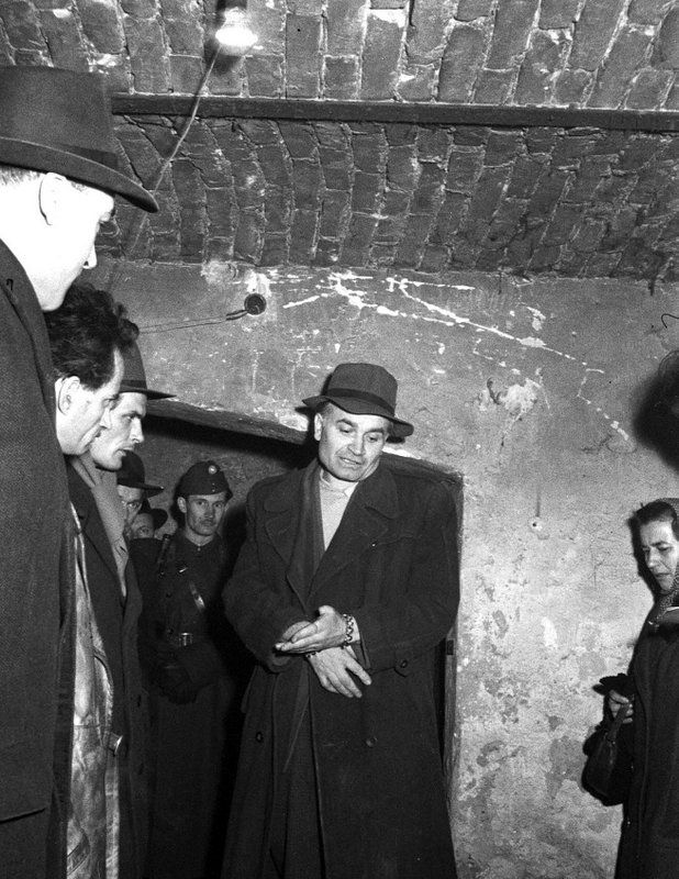 Micsinai István (bilincsben) a Csepel Autógyár volt szakmunkása, 1957-ben kivégezték / Fotó: MTI