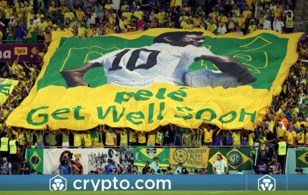 Katarban, a világbajnokságon Pelé előtt tisztelgett a brazil szurkolósereg. Fotó: MTI/EPA/Abedin Tenarkenareh