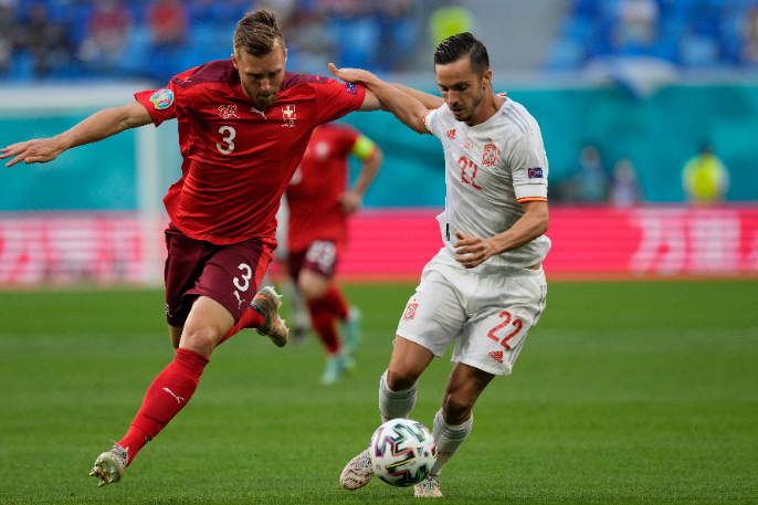 Sarabia (fehérben) viszi el a labdát Widmer mellett. Fotó: MTI/AP pool/Dmitrij Loveckij