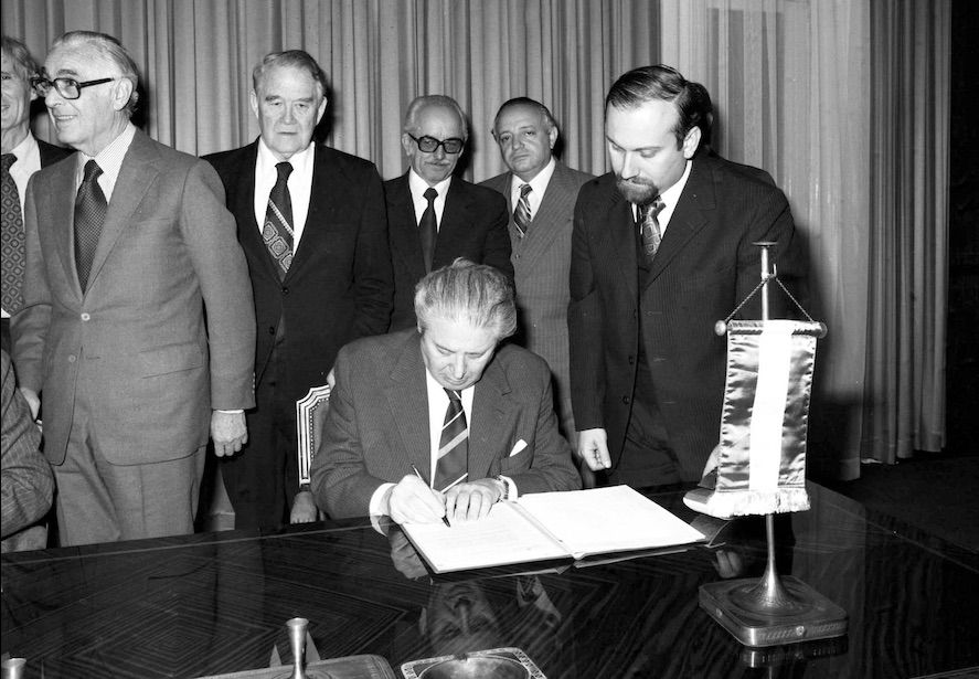 Nyerges megint aláír. Ezúttal már 1978-ban / Fotó: MTI