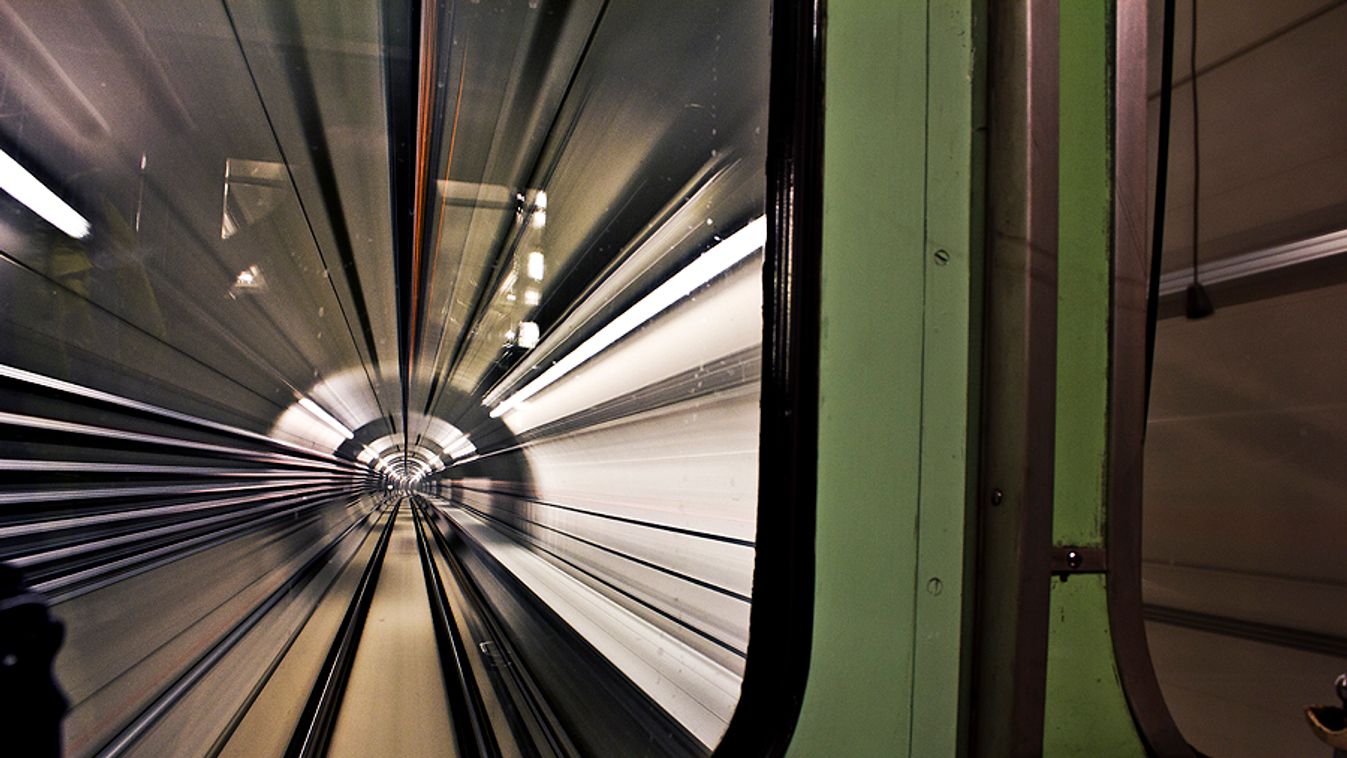 A Duna alatt ragadt az egyik metrókocsi, az egész M4-es vonalon állnak a szerelvények