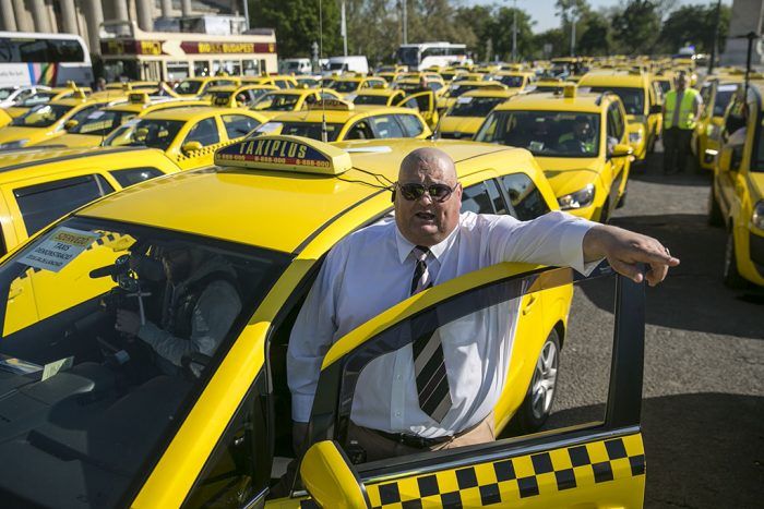 Budapest, 2016. április 26. A demonstráló taxis szervezetek konvoja. Az Uber személyszállító szolgáltatás ellen tüntető taxisok a Hősök tere-Dózsa György út-Thököly út-Rákóczi út-Erzsébet körút-Teréz körút-Oktogon-Andrássy út-József Attila utca-Széchényi István tér-Lánchíd-Clark Ádám tér-Fő utca-Bem rakpart-Batthyány tér-Fő utca-Clark Ádám tér-Lánchíd útvonalon autóznak a Széchenyi István térig Fotó: Horváth Péter Gyula