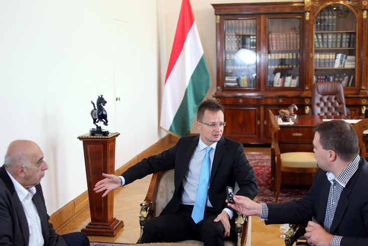 Világosan és direkt módon kell fogalmazni - magyarázza a külügyminiszter