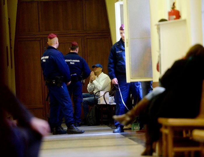 A gyanúsítottak várnak a bíróság döntésére a Fővárosi Törvényszék Fő utcai épületében szerdán Fotó: MTI/ Bruzák Noémi