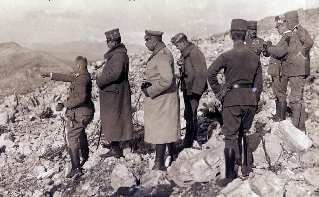 IV. Károly magyar király látogatása az isonzói csaták helyszínén 1918. januárjában. A király előtt Kratochvil Károly altábornagy / Fotó: Fortepan.hu