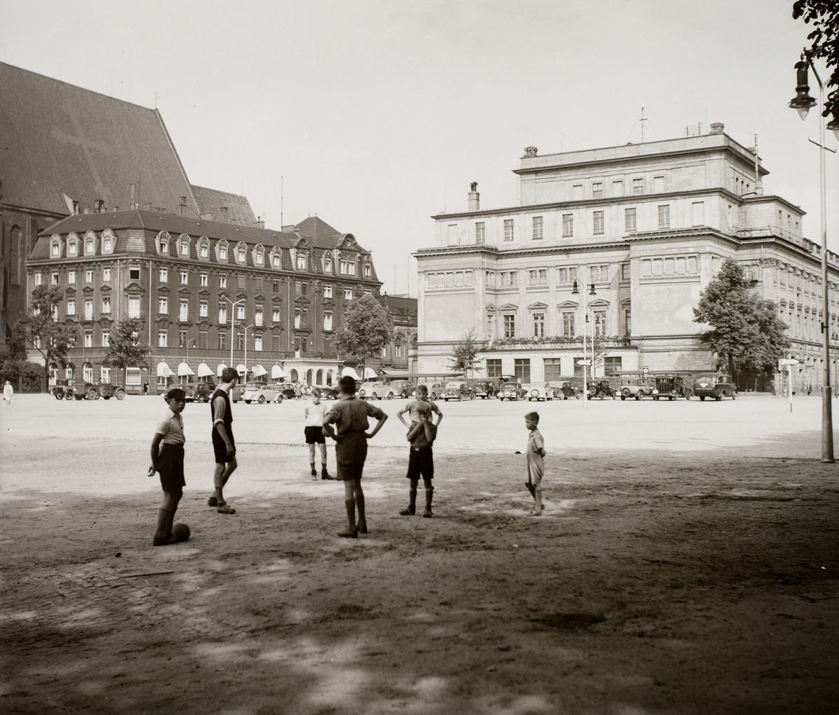1936. Lengyelország,Wroclaw az Operaház, balra a Hotel Monopol. KULCSSZÓ:életkép/Art Nouveau/Carl Ferdinand Langhans-terv/Carl Johann Lüdecke-terv/Karl Grosser-terv/Karl Schmidt-terv/gyerekek/labdarúgás/neobarokk stílus/opera/szálloda/templom/utcakép LISTÁHOZ LETÖLTÉS FULL SCREEN ADOMÁNYOZÓ:LŐRINCZE JUDIT KÉPSZÁM: 44263 TALÁLAT: 1 / 4