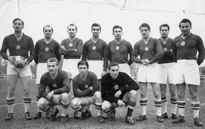Az Aranycsapat. Lóránt Gyula, Buzánszky Jenő, Hidegkúti Nándor, Kocsis Sándor, Zakariás József, Czibor Zoltán, Bozsik József, Budai II László, guggol: Lantos Mihály, Puskás Ferenc, Grosics Gyula. / Fotó: Fortepan.hu
