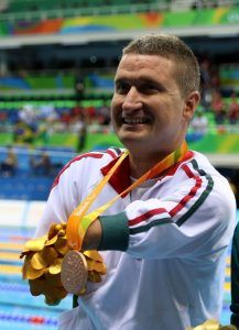 Vereczkei Zsolt mutatja bronzérmét (kép: MPB / Hoffer Szilvi)