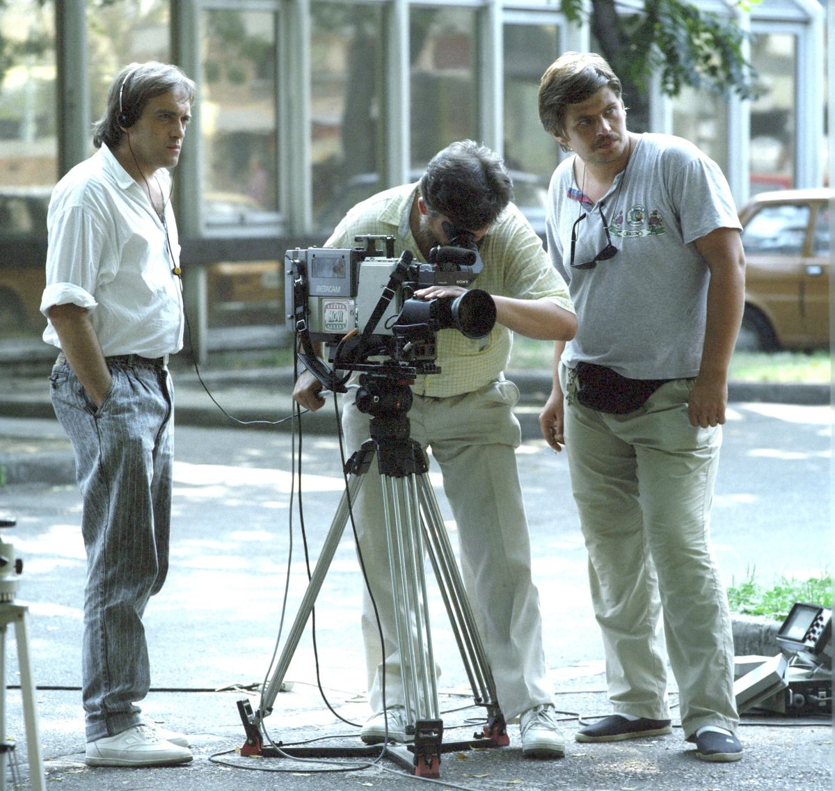 1989. augusztus 18. Dr. Székely Ferenc fõszerkesztõ (b), Zalányi Ferenc operatõr és Szabó Árpád rögzítésvezetõ az adás felvételén / Fotó: MTI